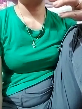 YiyinLy online show from 11/28/25, 05:29