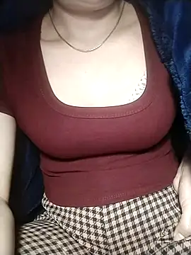 YiyinLy online show from 11/30/25, 12:28