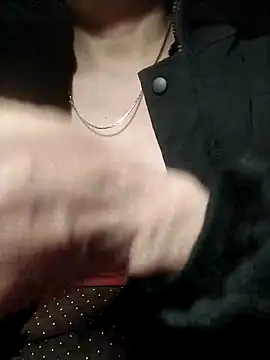 YiyinLy online show from 12/18/25, 09:07