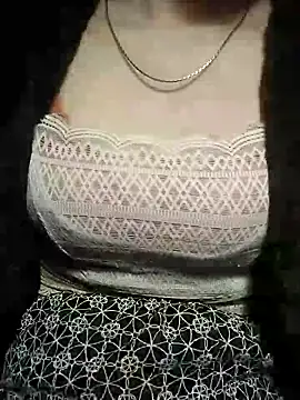 YiyinLy online show from 12/17/25, 08:25