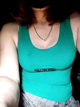 YiyinLy online show from 10/17/25, 09:16