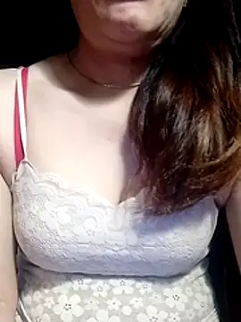 YiyinLy online show from 05/17/26, 08:31