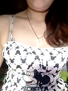 YiyinLy online show from 04/17/26, 09:17