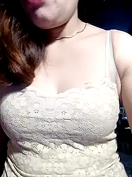 YiyinLy online show from 05/07/26, 09:07