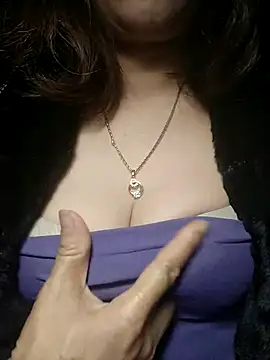 YiyinLy online show from 12/01/25, 07:26