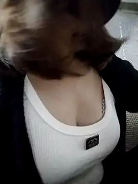 YiyinLy online show from 10/23/25, 03:43