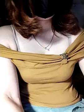 YiyinLy online show from 10/31/25, 09:22