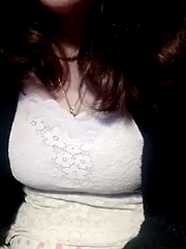 YiyinLy online show from 02/11/26, 09:25