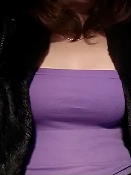 YiyinLy online show from 12/05/25, 09:12