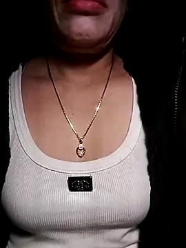 YiyinLy online show from 12/21/25, 08:53