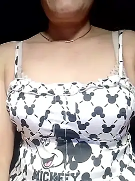 YiyinLy online show from 05/26/26, 10:08