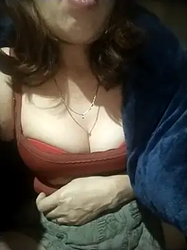 YiyinLy online show from 11/19/25, 08:03