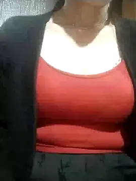 YiyinLy online show from 12/04/25, 12:37