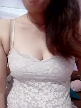 YiyinLy online show from 05/08/26, 05:17