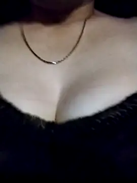 YiyinLy online show from 10/16/25, 08:50