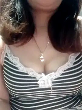 YiyinLy online show from 03/11/26, 09:03