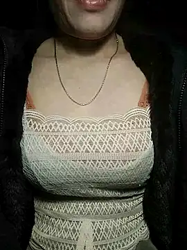 YiyinLy online show from 12/16/25, 08:46