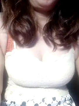 YiyinLy online show from 02/22/26, 09:38