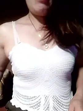 YiyinLy online show from 04/10/26, 09:55