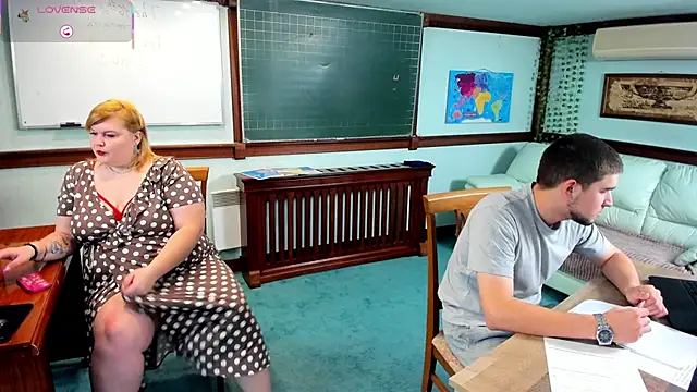 Snapshot of SecretLesson chatting on 10/16/25, 04:32 SecretLesson online show from 10/16/25, 04:32