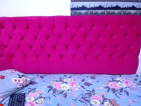 Snapshot of Amberdiamondmmm chatting on 10/25/25, 04:33 Amberdiamondmmm online show from 10/25/25, 04:33