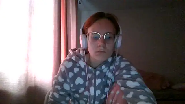 Snapshot of LuckySLove chatting on 06/17/26, 05:23 LuckySLove online show from 06/17/26, 05:23