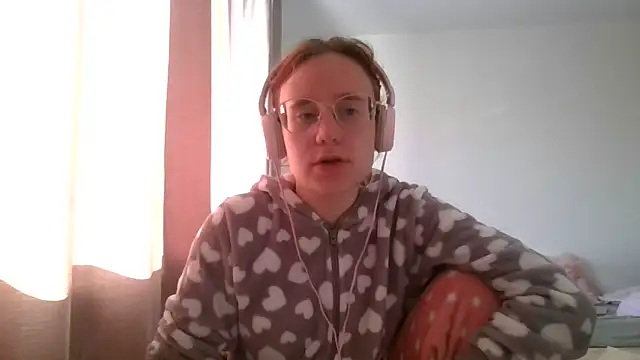 Snapshot of LuckySLove chatting on 06/18/26, 04:23 LuckySLove online show from 06/18/26, 04:23