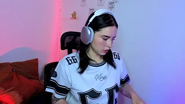 Emily Lindey online show from 02/11/26, 04:12