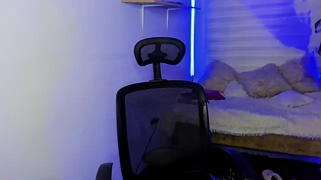 Emily Lindey online show from 10/31/25, 05:04