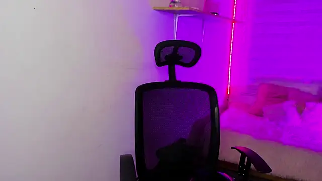 Emily Lindey online show from 11/30/25, 03:18