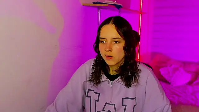 Emily Lindey online show from 11/18/25, 03:21