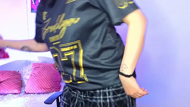 Emily Lindey online show from 04/18/26, 03:42