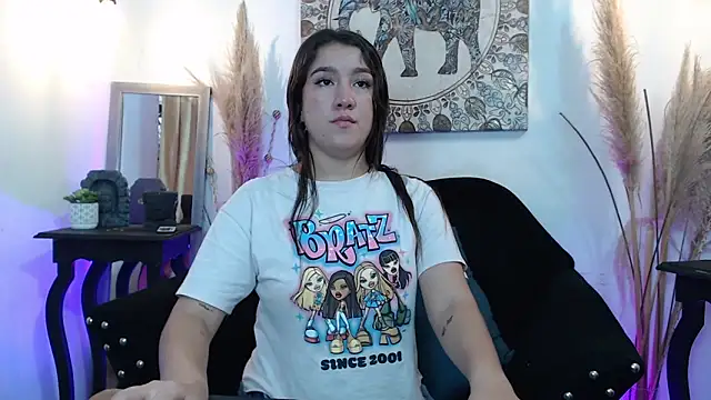 Snapshot of ZharaGag_on_u chatting on 11/06/25, 12:31 ZharaGag on u online show from 11/06/25, 12:31