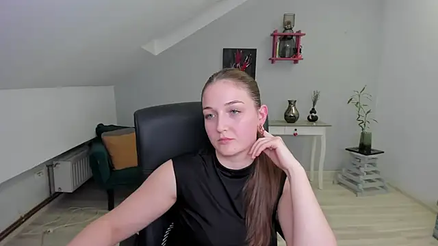 AnneWilsonn online show from 12/16/25, 08:57