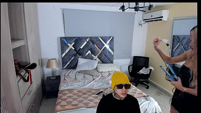 Snapshot of lily_and_wan chatting on 10/17/25, 03:21 lily and wan online show from 10/17/25, 03:21