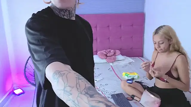 Snapshot of lily_and_wan chatting on 10/22/25, 04:12 lily and wan online show from 10/22/25, 04:12