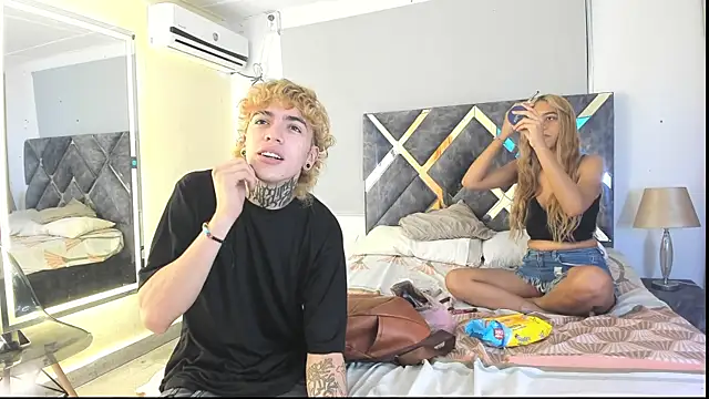 Snapshot of lily_and_wan chatting on 10/15/25, 02:54 lily and wan online show from 10/15/25, 02:54