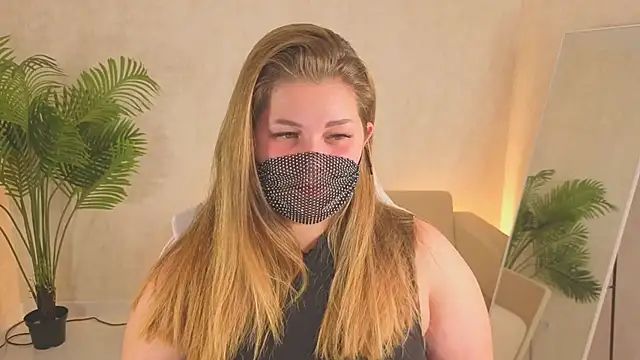 Scarlet Sinera online show from 10/19/25, 12:02