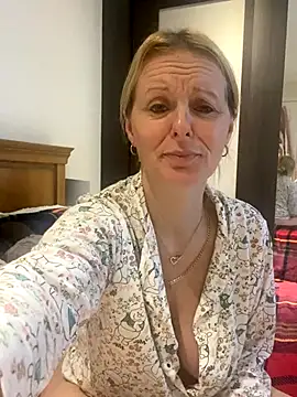 madamlillyrose online show from 12/04/25, 10:25