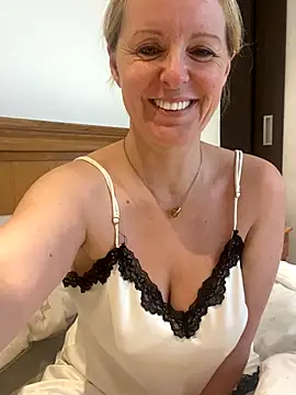 madamlillyrose online show from 11/20/25, 08:37