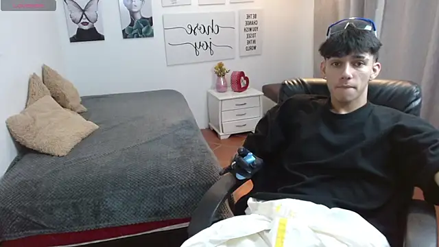 AmethystShadow17 online show from 10/31/25, 03:19