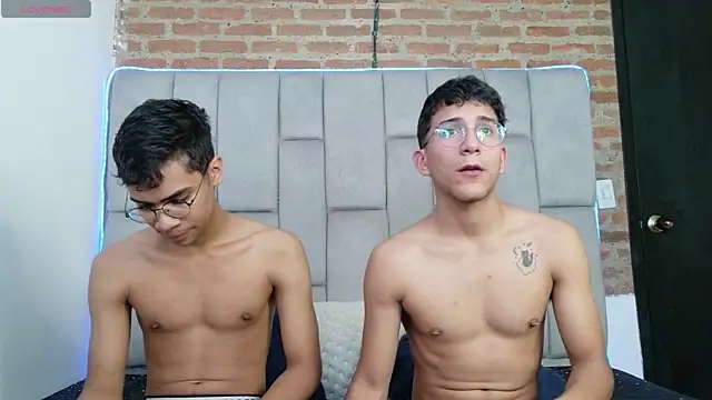 Snapshot of Desire4Duo chatting on 01/06/26, 01:04 Desire4Duo online show from 01/06/26, 01:04