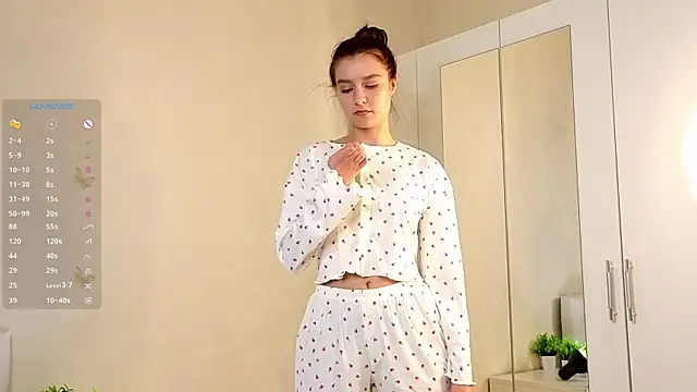 Snapshot of La_L_U_N_E chatting on 10/23/25, 03:54 La L U N E online show from 10/23/25, 03:54