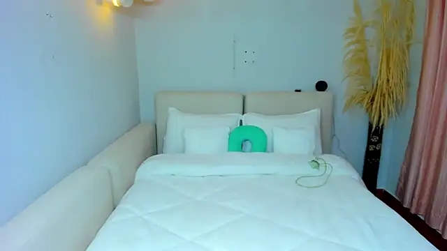 Snapshot of Maximiliano-03 chatting on 10/17/25, 11:39 Maximiliano-03 online show from 10/17/25, 11:39