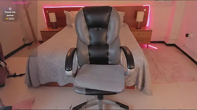 Cat  Moon   online show from 12/19/25, 08:11