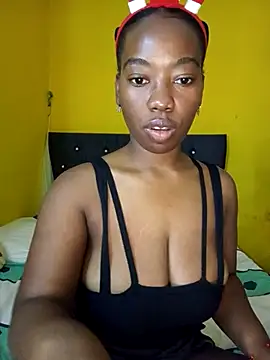 Snapshot of emmyblac chatting on 10/21/25, 05:23 emmyblac online show from 10/21/25, 05:23