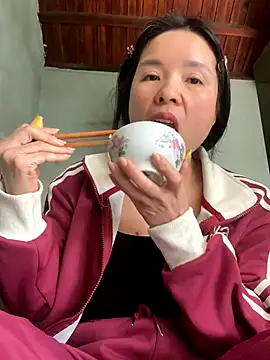 Snapshot of Listen-ly chatting on 11/29/25, 03:50 Listen-ly online show from 11/29/25, 03:50