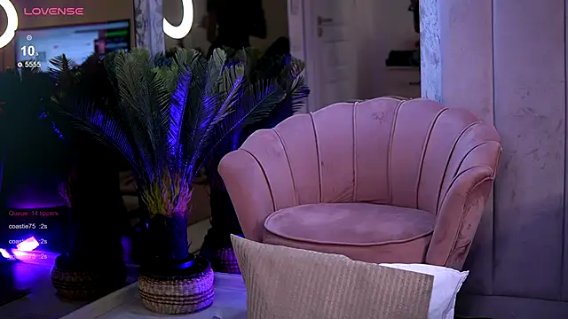 Snapshot of ReneeVoss chatting on 10/21/25, 03:55 ReneeVoss online show from 10/21/25, 03:55