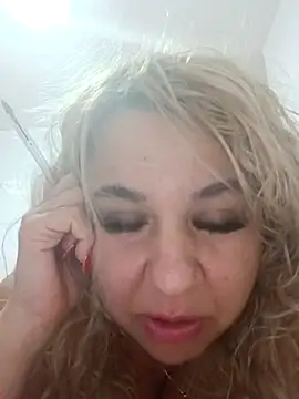 Snapshot of BelleInna chatting on 10/31/25, 11:22 BelleInna online show from 10/31/25, 11:22