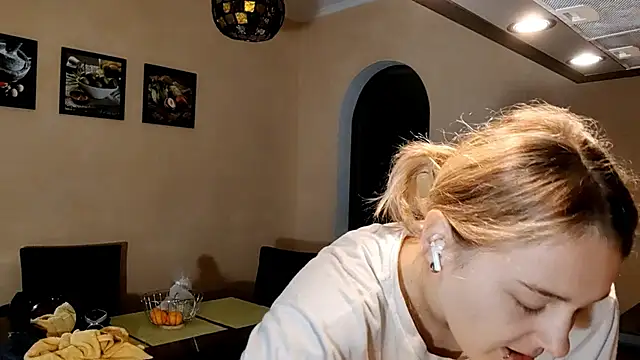 Snapshot of ThomasinaGalvin chatting on 11/09/25, 10:30 ThomasinaGalvin online show from 11/09/25, 10:30